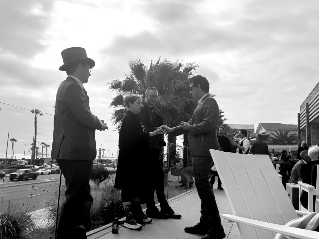 Walkaround mentalist Shayne Slauter with a small group of guests during an outdoor cocktail hour